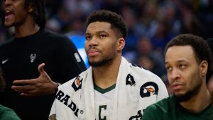 Giannis Antetokounmpo observa desde el banquillo.