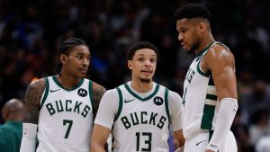 Giannis Antetokounmpo comparte opiniones con Ryan Rollins y Kevin Porter Jr.