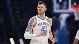 Isaiah Hartenstein durante un encuentro con los Oklahoma City Thunder.