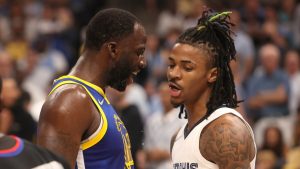 Draymond Green y Ja Morant durante un roce en cancha.