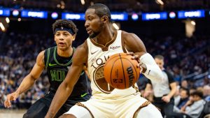 Jonathan Kuminga en uno de sus últimos encuentros con los Warriors.