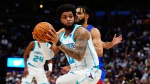 Miles Bridges durante un encuentro ante Denver.