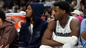 Ja Morant y Jaren Jackson Jr. observan un partido desde el banquillo.