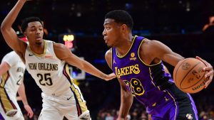 Trey Murphy III defiende a Rui Hachimura durante un Pelicans vs Lakers