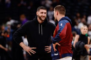 Jusuf_Nurkic_hablando_con_Jokic