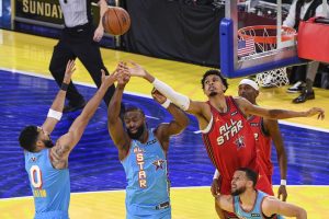 Wembanyama_luchando_por_el_rebote_en_el_all_star_game