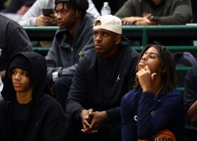 Chris_Paul_sentado_serio_en_la_grada