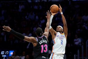 SHAI_gilgeous_alexander_tirando_punteado_por_Bam_adebayo