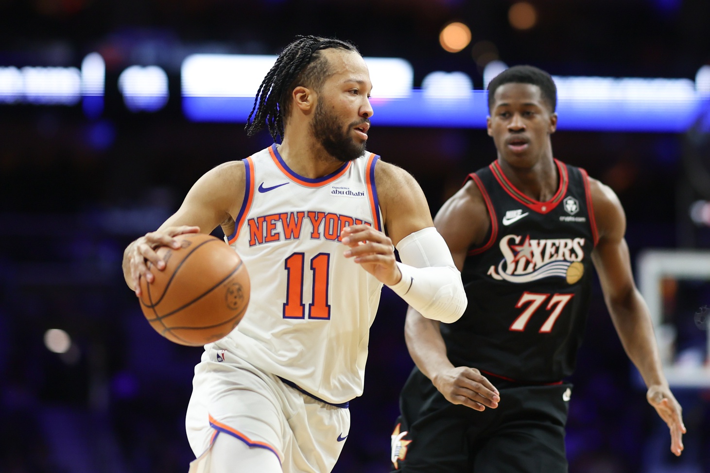 Los Knicks sufren para ganar en Philadelphia