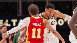 Trae Young y Giannis Antetokounmpo se abrazan antes del inicio de un partido.