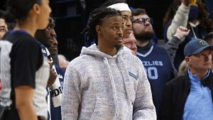 Ja Morant, siguiendo el partido de Memphis desde la banda.