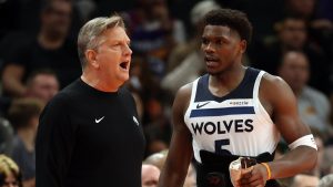 Anthony Edwards, durante un partido de la temporada 2025-26 de la NBA junto a Chris Finch.