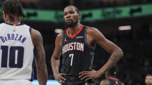 Kevin Durant, pensativo durante el partido contra Sacramento Kings.