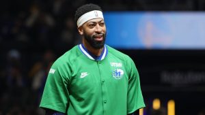 Anthony Davis, antes del comienzo de un partido con los Dallas Mavericks.