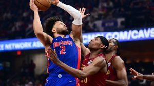 Cade Cunningham intenta anotar ante los Cleveland Cavaliers.