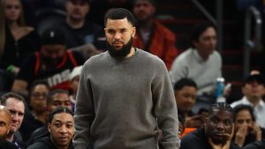Fred VanVleet, en la banda durante un partido de Houston Rockets.