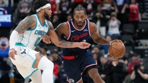Kawhi Leonard, durante el partido contra Charlotte Hornets.