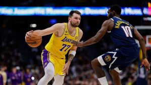 Luka Doncic, atacando a Tim Hardaway Jr. durante el Nuggets vs Lakers.