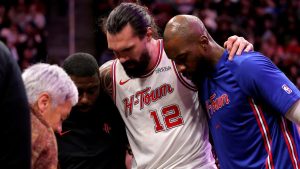 Steven Adams, ayudado a abandonar la cancha ante los Spurs.