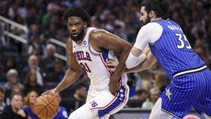 Joel Embiid inicia una acción ofensiva ante Goga Bitadze.