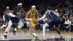 Andrew Nembhard, atacando contra los Oklahoma City Thunder.