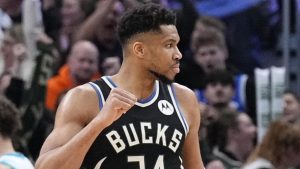 Giannis Antetokounmpo, celebrando la canasta del triunfo ante Charlotte Hornets.