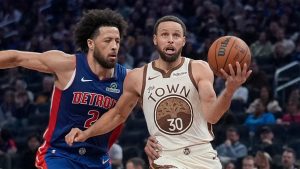 Stephen Curry encara la canasta ante la defensa de Cade Cunningham.