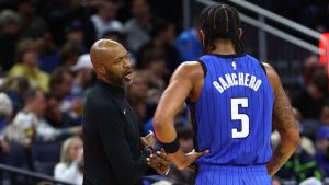 Paolo Banchero, charlando con Jamahl Mosley durante un partido de los Orlando Magic.