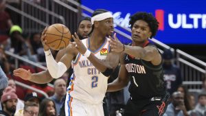 Shai Gilgeous-Alexander, iniciando un ataque ante Amen Thompson.