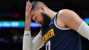 Jonas Valanciunas se lamenta durante un partido con los Denver Nuggets.
