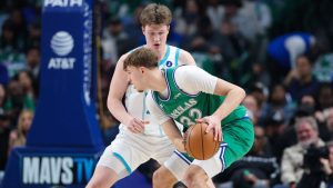 Cooper Flagg intenta zafarse de Kon Knueppel durnate la temporada de novato de ambos.