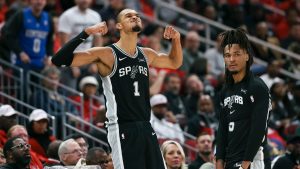 Wembanyama domina ante los Rockets