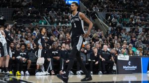 Wembanyama evita una lesión de rodilla