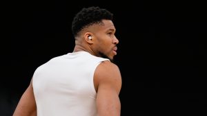 Giannis Antetokounmpo durante una rueda de calentamiento.
