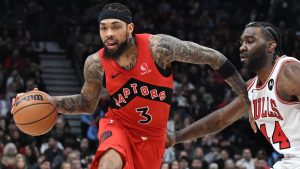 Brandon Ingram supera a Patrick Williams con bote.