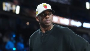 Chris Paul viendo a los San Antonio Spurs.