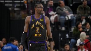 Deandre Ayton durante un partido con Los Angeles Lakers.
