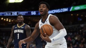 Jaren Jackson Jr. muestra su sorpresa por una decisión arbitral.