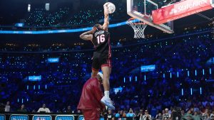 Keshad Johnson saltando por encima de una persona para arrancar su concurso de mates.