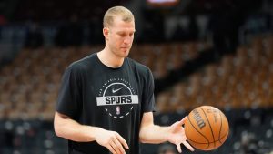 Mason Plumlee en un entreno de tiro con los Spurs.