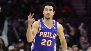 Jared McCain durante un encuentro con los Sixers.