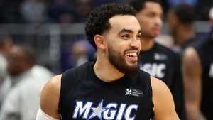 Tyus Jones durante un calentamiento con los Orlando Magic.