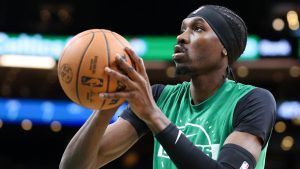 Chris Boucher calienta con los Celtics.