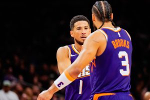 Dillon_Brooks_dandose_la_mano_con_devin_booker