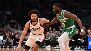 Cade Cunningham y Jaylen Brown en una disputa.