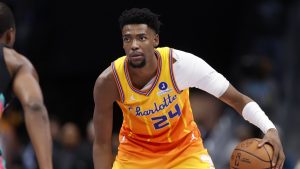 Brandon Miller, disputando un partido contra los Chicago Bulls.