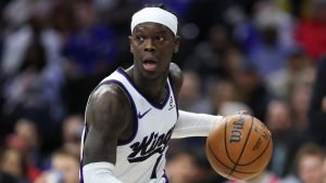 Dennis Schröder, disputando un partido con los Sacramento Kings.