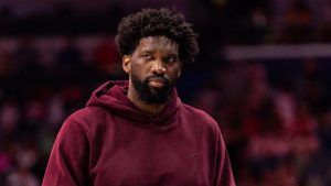 Joel Embiid, siguiendo un partido de los Sixers vestido de calle.