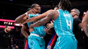 El Hornets vs Pistons se puso caliente