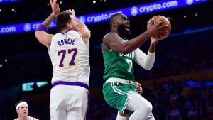 Jaylen Brown, penetrando a canasta ante la mirada de Luka Doncic.